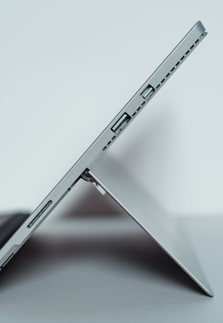 réparation de charnières, coques et écrans d’ordinateur portable.